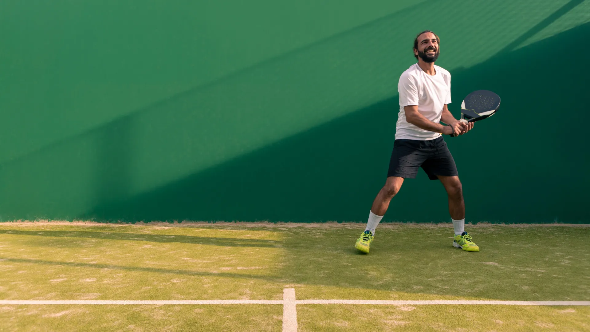 A man is ready for receive the ball